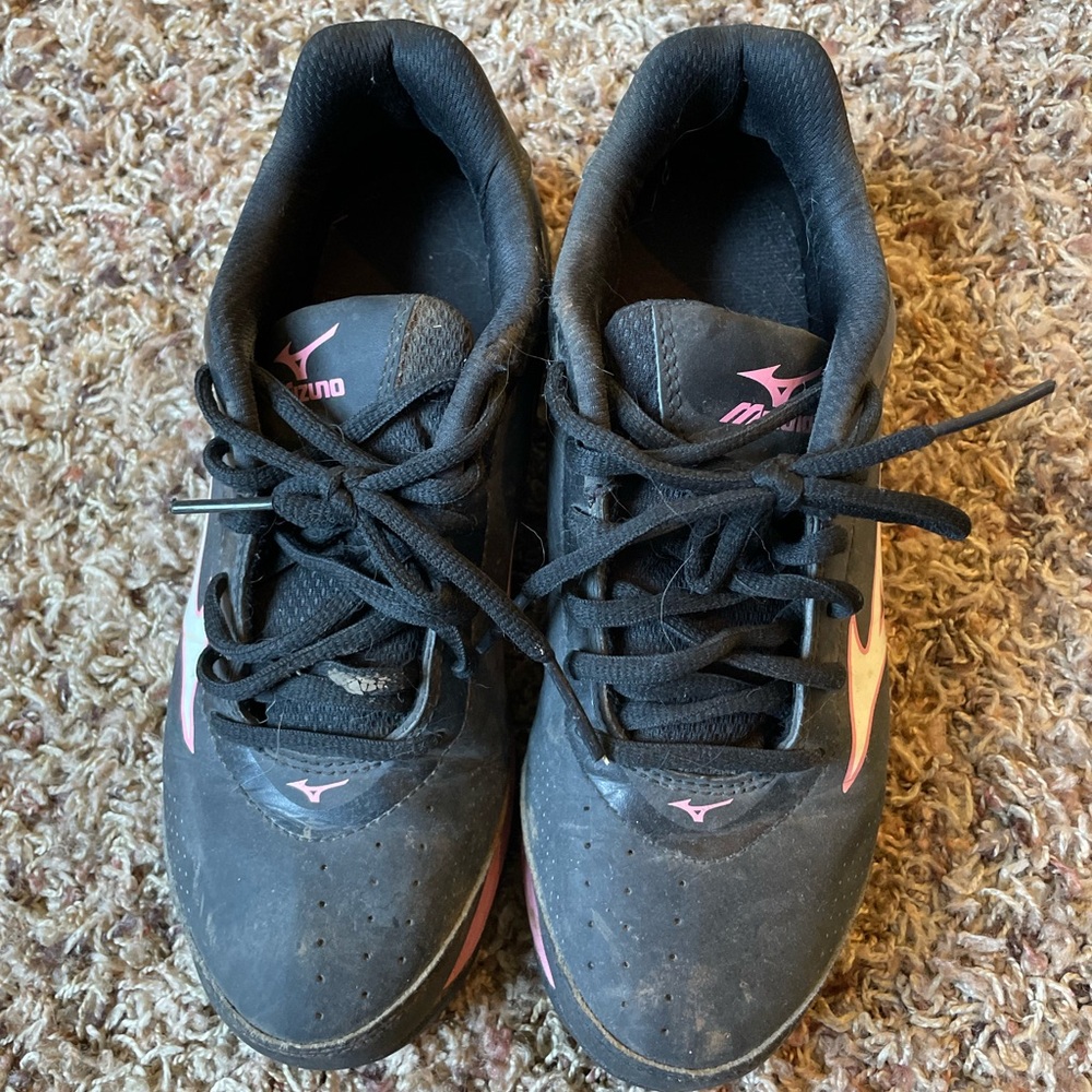 Mizuno girls size 4 softball cleats